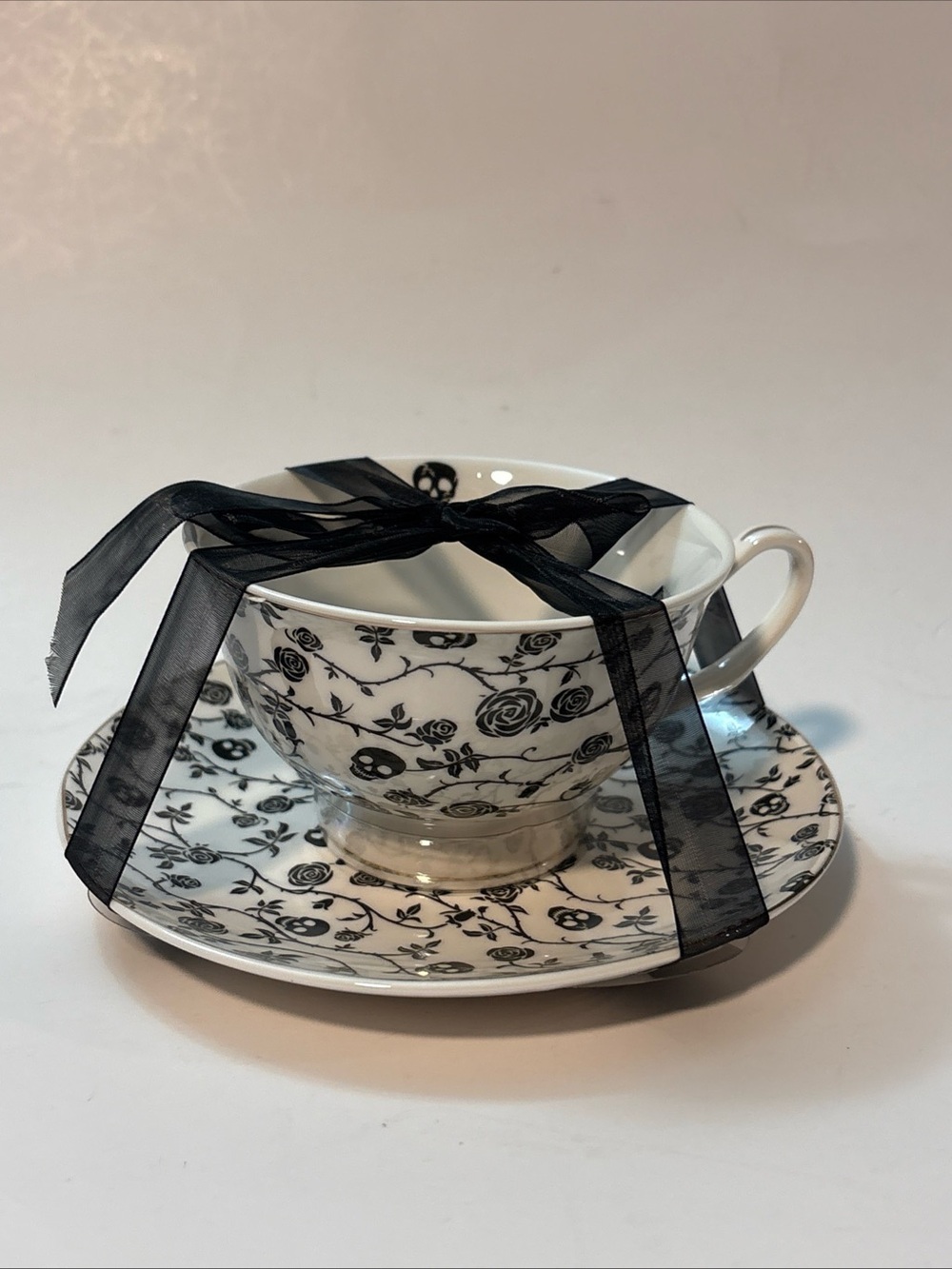 park chateau Halloween Skulls & Vines tea Cup And Saucer New